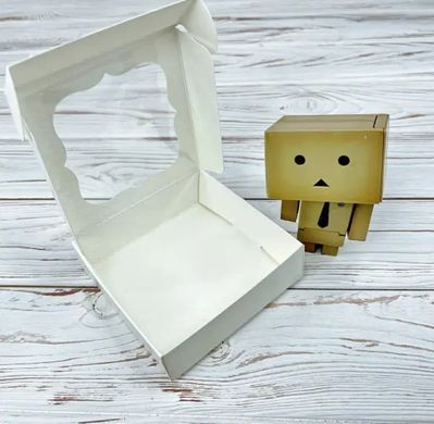 Коробка д. пряників 100х100х30 з фігур. вікном БІЛА